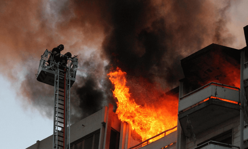 Roma, usano candele per risparmiare e scoppia l'incendio in casa anziana muore carbonizzata