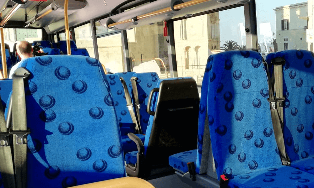 Sale su un autobus, si spoglia e fa il viaggio completamente nudo segnalato 25enne