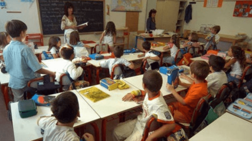 Sei un fallito, e colpisce alunno sul volto con un diario maestra elementare finisce in tribunale