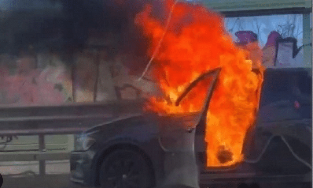 Roma, uomo brucia vivo sul GRA