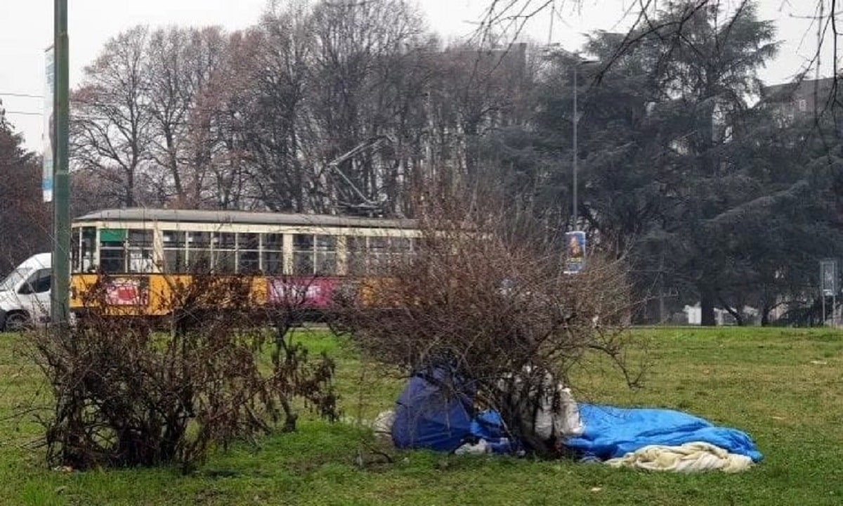 Milano, violentata in tenda