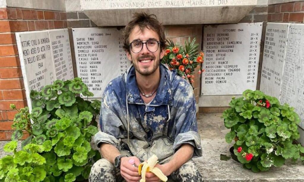 "Buffone": rider licenziato per aver aiutato gli sfollati