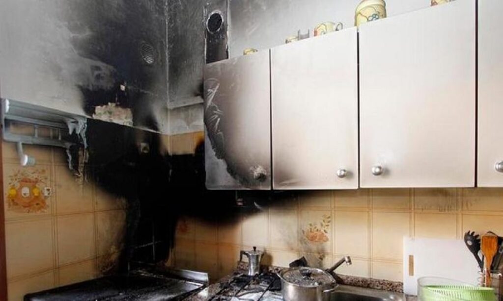Anzio, donna va a fuoco mentre cucina