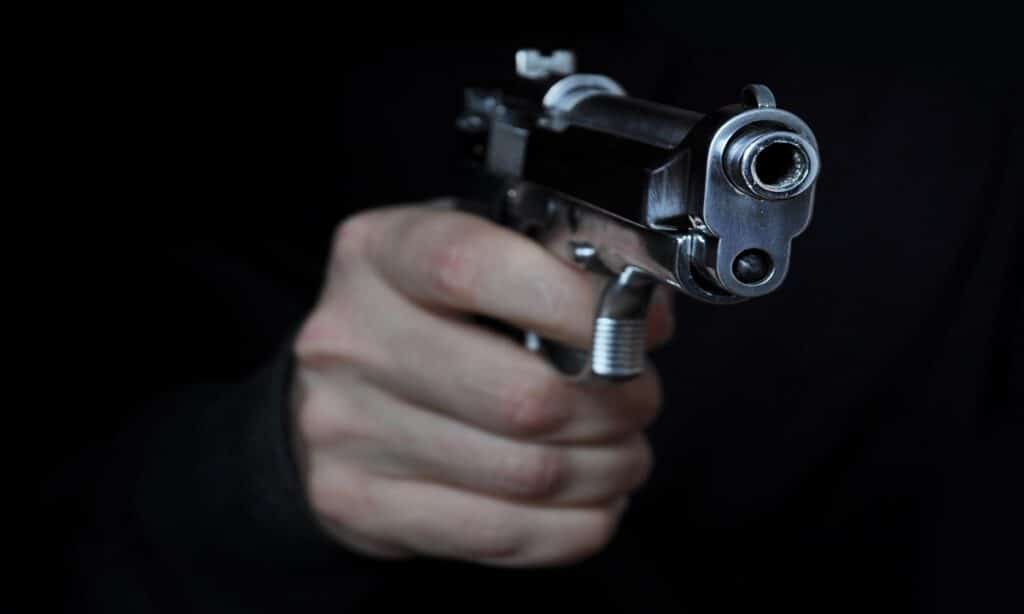 Pescara, spara ai vicini e scappa