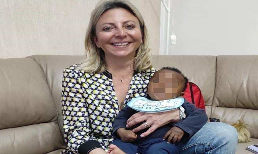Lampedusa, dottoressa adotta bimbo che aveva perso la mamma