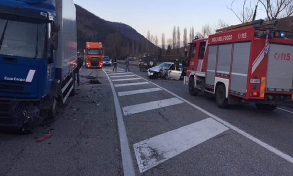 Rieti, scontro auto camion