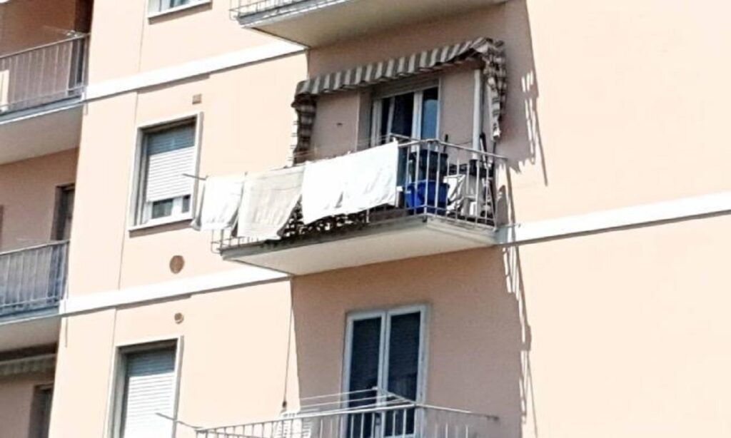 Brescia, mamma cade dal balcone