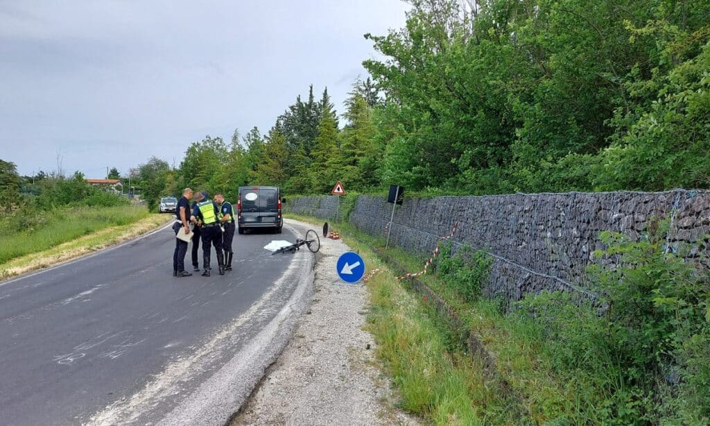 Rimini, tir travolge turista in bici