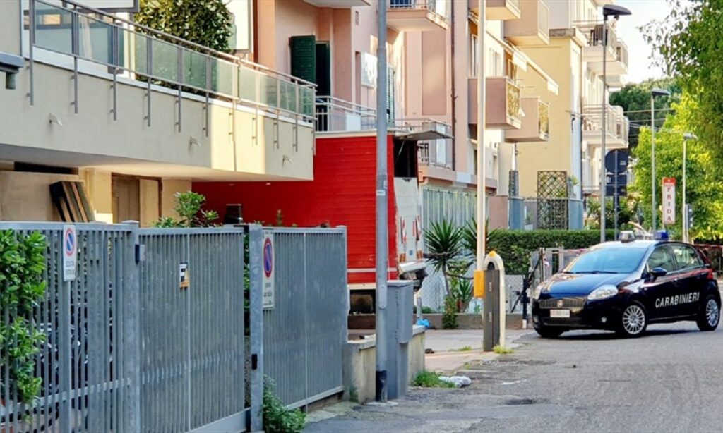 Giallo a Rimini: transessuale cade dal balcone