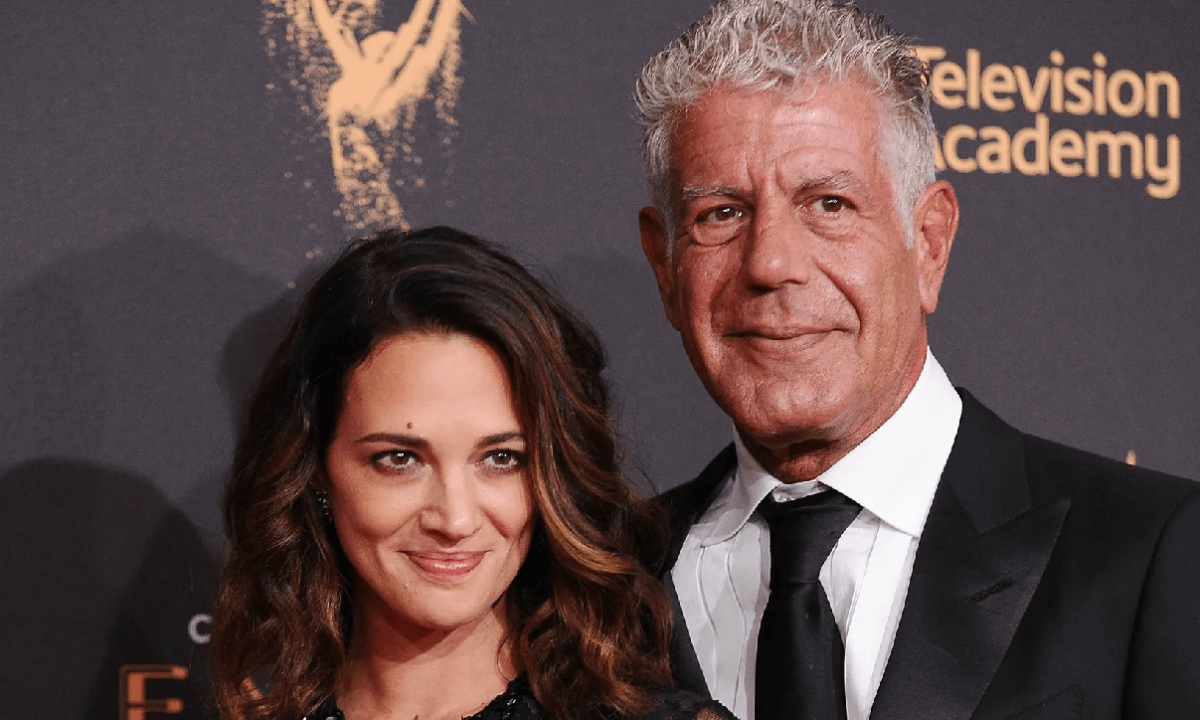 Asia Argento e il suicidio dell'ex Anthony Bourdain Credevo che fosse stata colpa mia, volevo seguirlo nell'estremo gesto