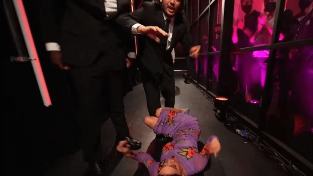 Belen cade in diretta a Le Iene (VIDEO) Che czo c'è da ridere, lo sfogo contro la mamma