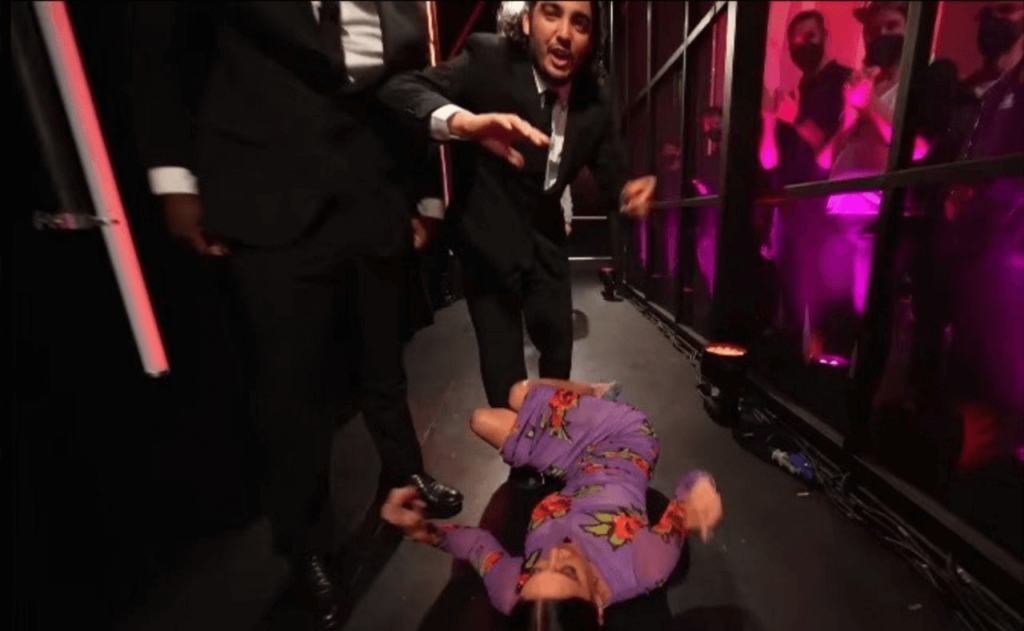 Belen cade in diretta a Le Iene (VIDEO) Che czo c'è da ridere, lo sfogo contro la mamma