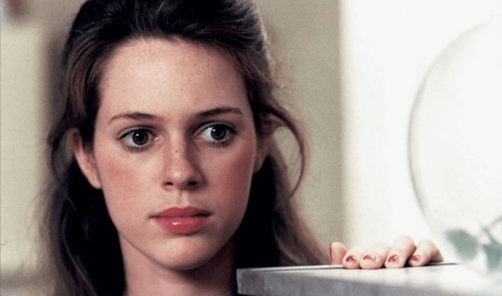 Dopo 40 anni dal film ecco che fine ha fatto 'Sandy' di Acqua e Sapone vediamo com'è oggi la bella attrice Natasha Hovey