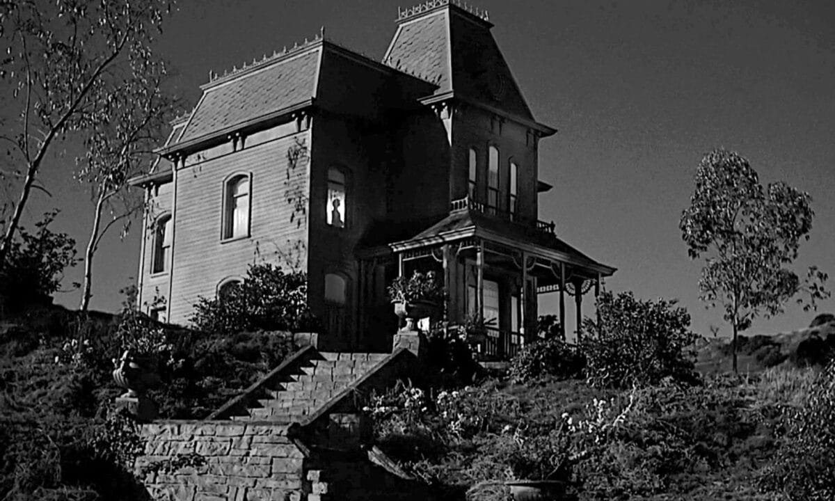 Come nel film Psycho, un uomo conserva in casa il cadavere mummificato della madre