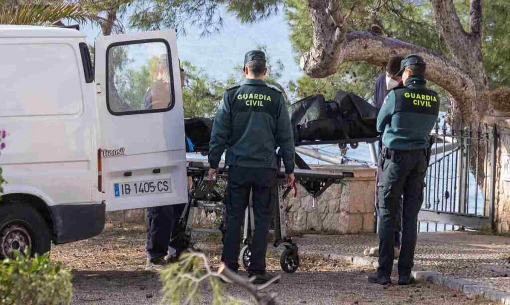 Oviedo, gemelline di 12 anni precipitano dal sesto piano: ipotesi suicidio