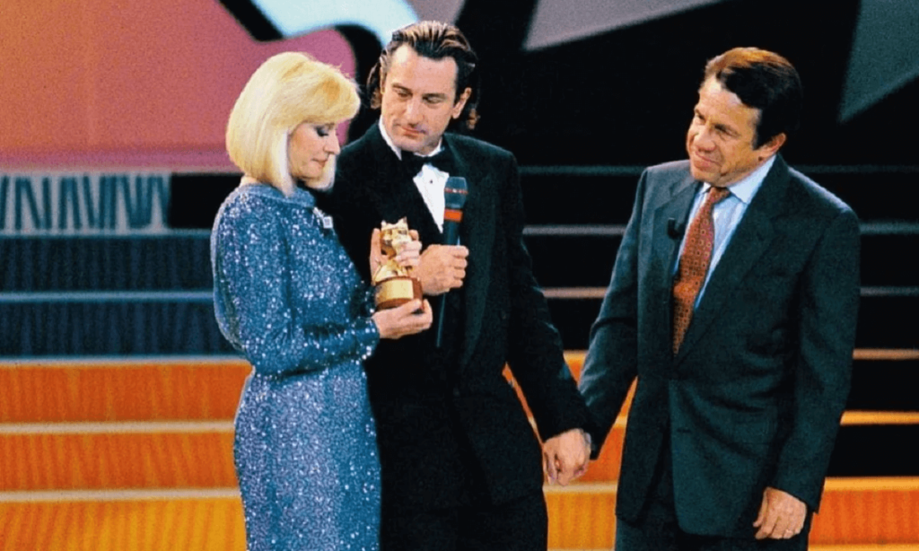 Il primo incontro tra De Niro e Ferruccio Amendola (VIDEO) i due mano nella mano, conduceva Raffaella Carrà