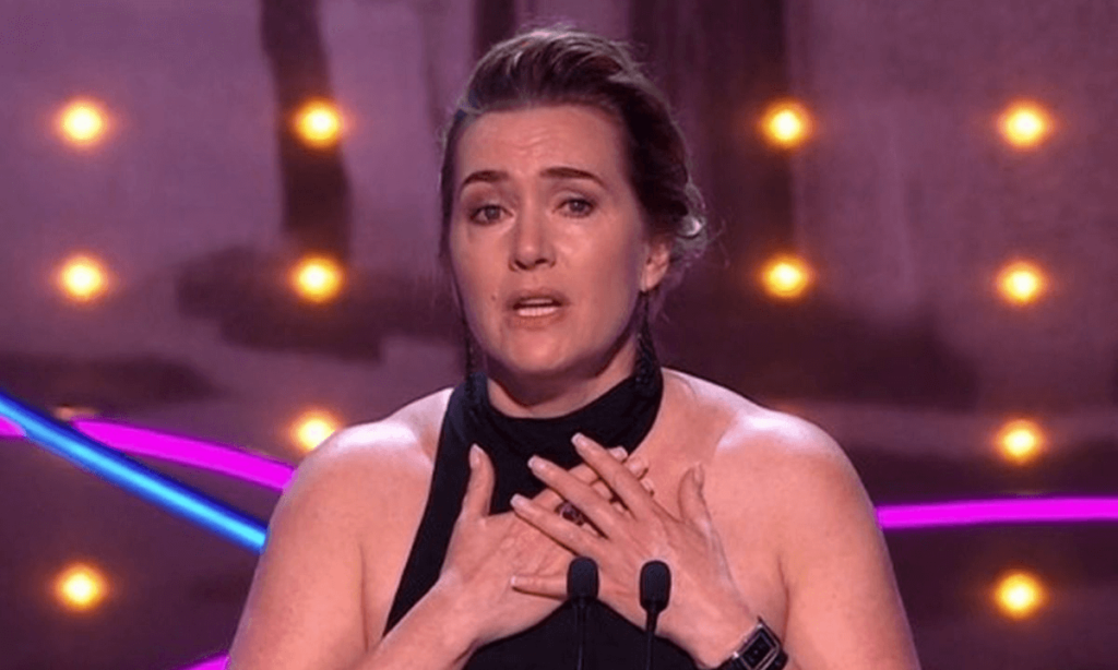 Kate Winslet in lacrime I social rovinano i nostri figli, ne sono dipendenti, le parole dell'attrice al ritiro del premio Bafta