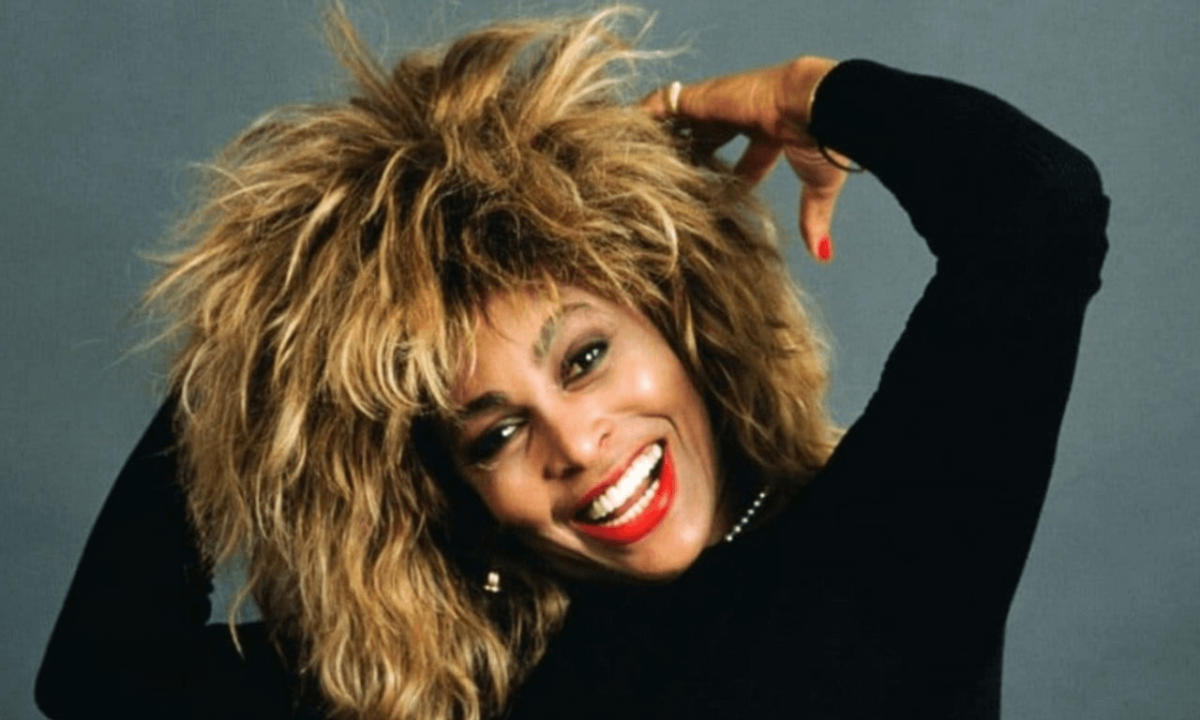 La tormentata vita di Tina Turner il suicidio del figlio, l'ictus, il cancro, le violenze subite dal marito, la carriera e le tragedie della cantante