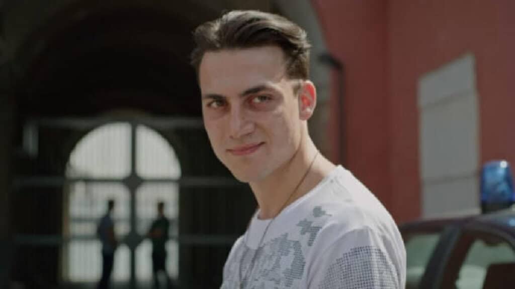 Matteo Paolillo attore di Mare Fuori rifiuta foto ad un fan, ma lui nega Vi dico io come è andata