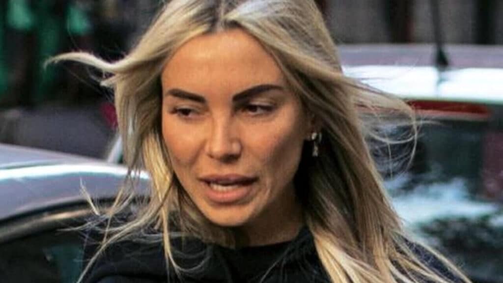 Noemi Bocchi in giro per Roma con la felpa di Francesco Totti