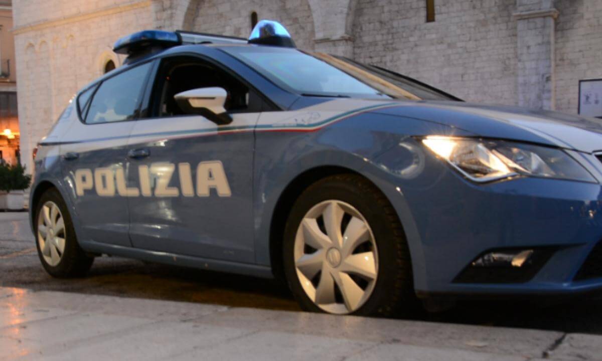 Insegnante compie atti osceni in luogo pubblico