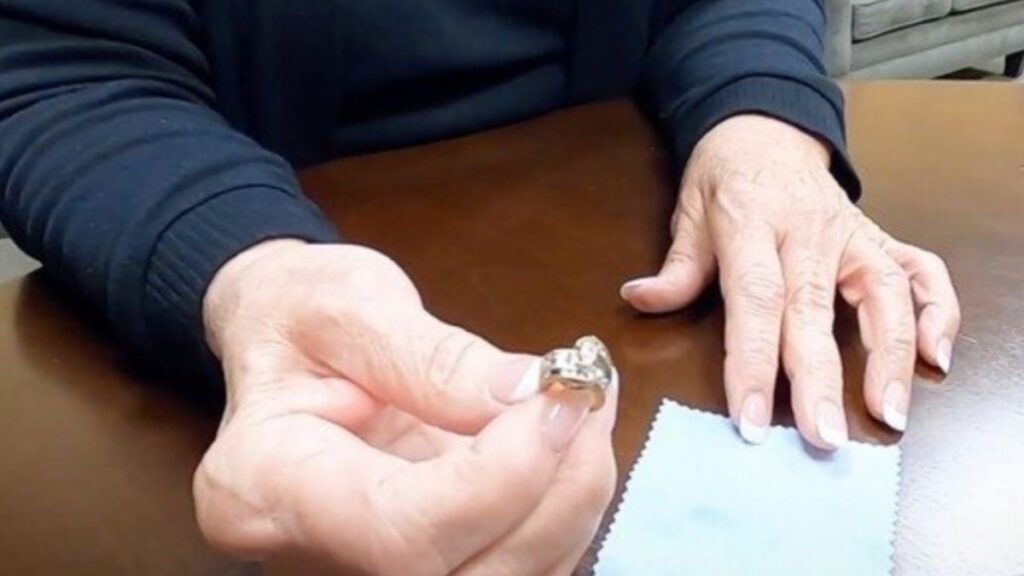 Perde anello di diamanti nel water: l'addetto delle fogne glielo restituisce dopo 13 anni