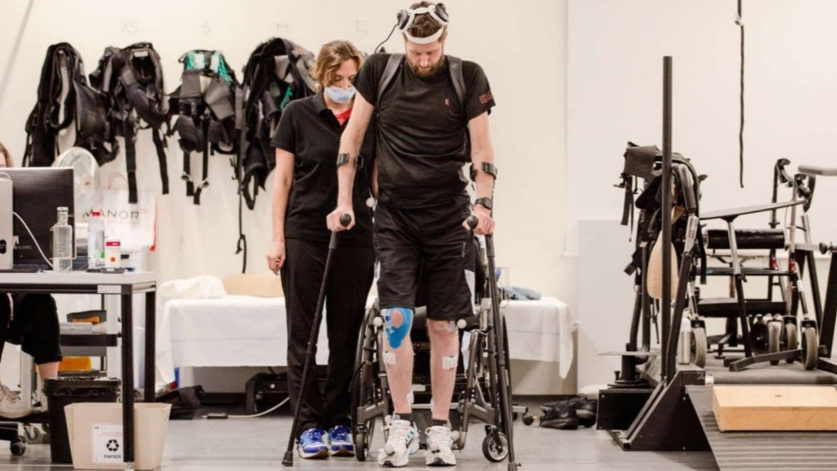 Paralizzato da 12 anni torna a camminare grazie a degli impianti installati nel cervello e nel midollo spinale