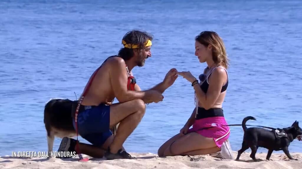 Richiesta di matrimonio a sorpresa a L'isola dei famosi 2023 di Marco Mazzoli