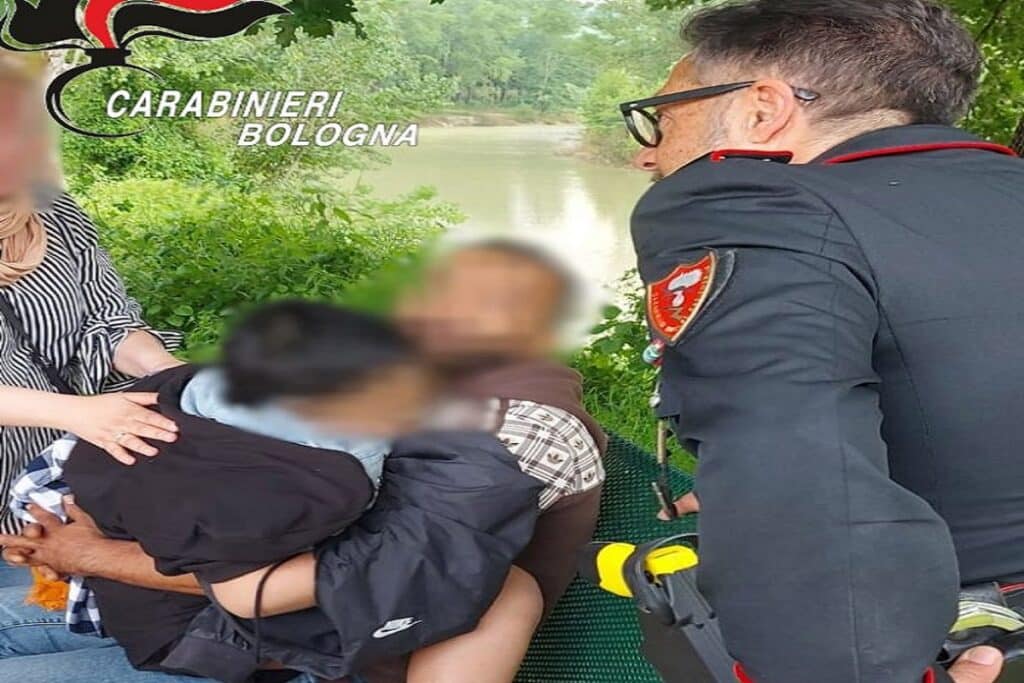 Imola, bambino cade nel fiume: salvato dai carabinieri