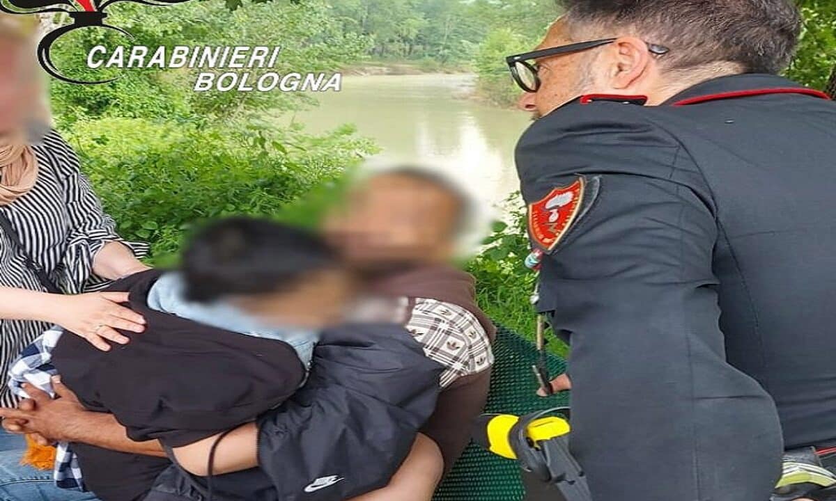 Imola, bambino cade nel fiume: salvato dai carabinieri