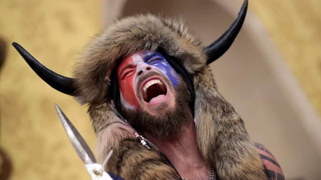 Il protagonista della rivolta a Capitol Hill, Jacob Chansley, detto "Lo Sciamano QAnon", uscito di prigione si è messo a vendere indumenti per fare yoga