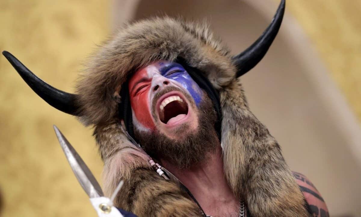 Il protagonista della rivolta a Capitol Hill, Jacob Chansley, detto "Lo Sciamano QAnon", uscito di prigione si è messo a vendere indumenti per fare yoga