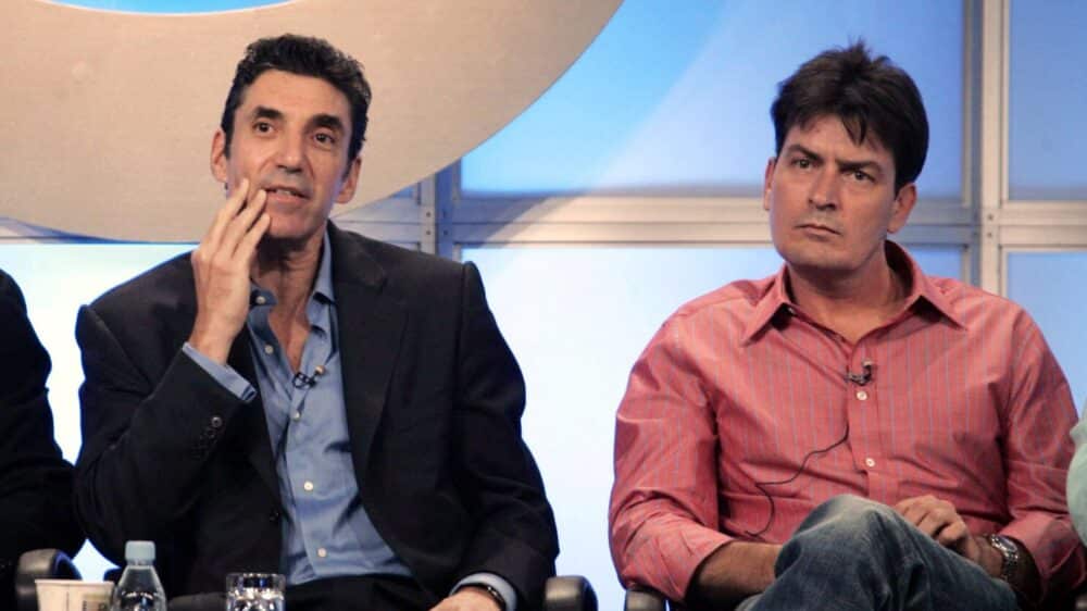 Charlie Sheen e Chuck Lorre nella sitcom Due Uomini e Mezzo in preda ad un litigio