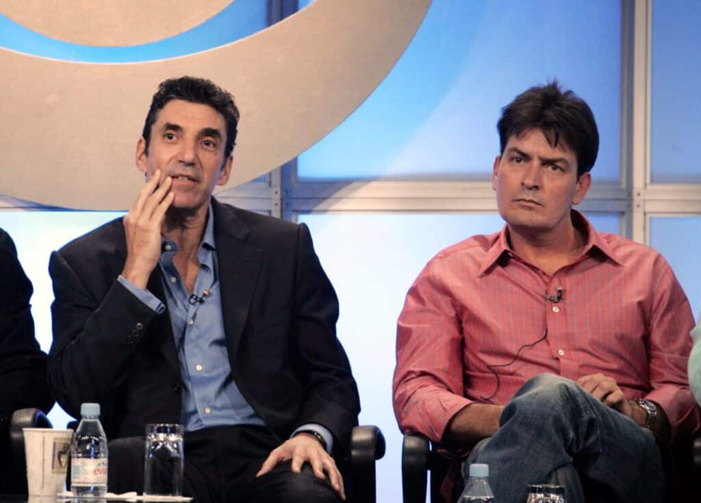 Charlie Sheen e Chuck Lorre nella sitcom Due Uomini e Mezzo in preda ad un litigio