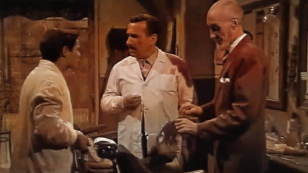 Totò, Peppino e i fuorilegge (VIDEO) l'esilarante gag del taglio all'umberta scambiato per i capelli di Umberto