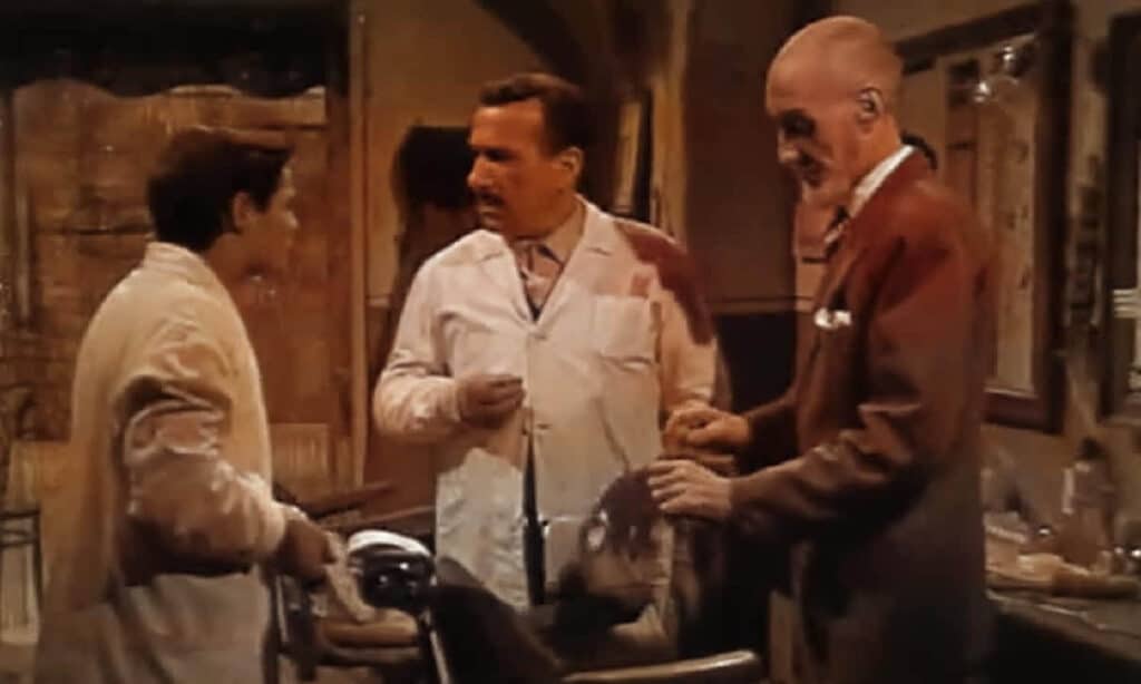 Totò, Peppino e i fuorilegge (VIDEO) l'esilarante gag del taglio all'umberta scambiato per i capelli di Umberto