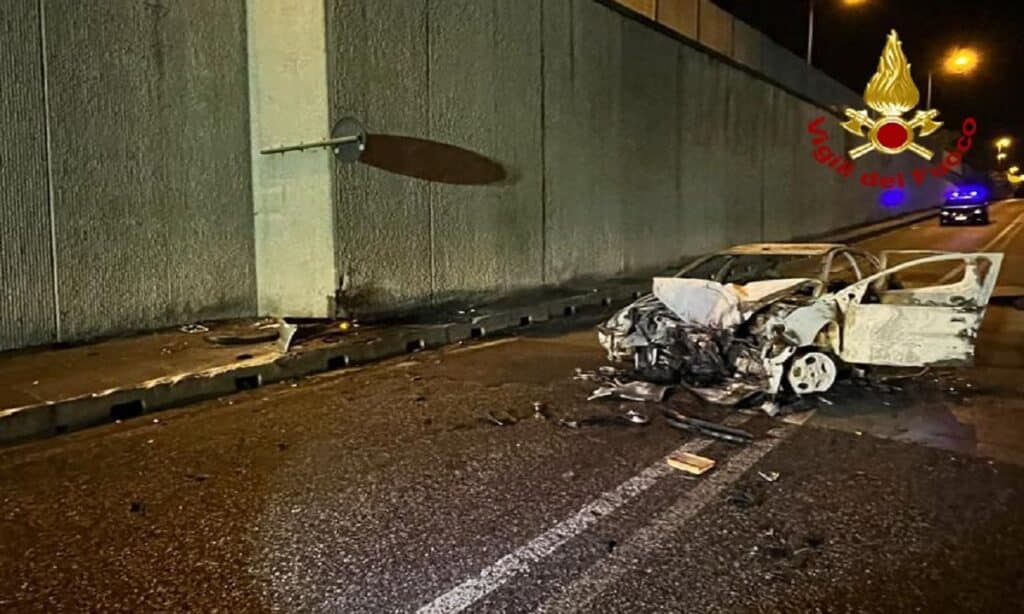 Salzano, auto in fiamme