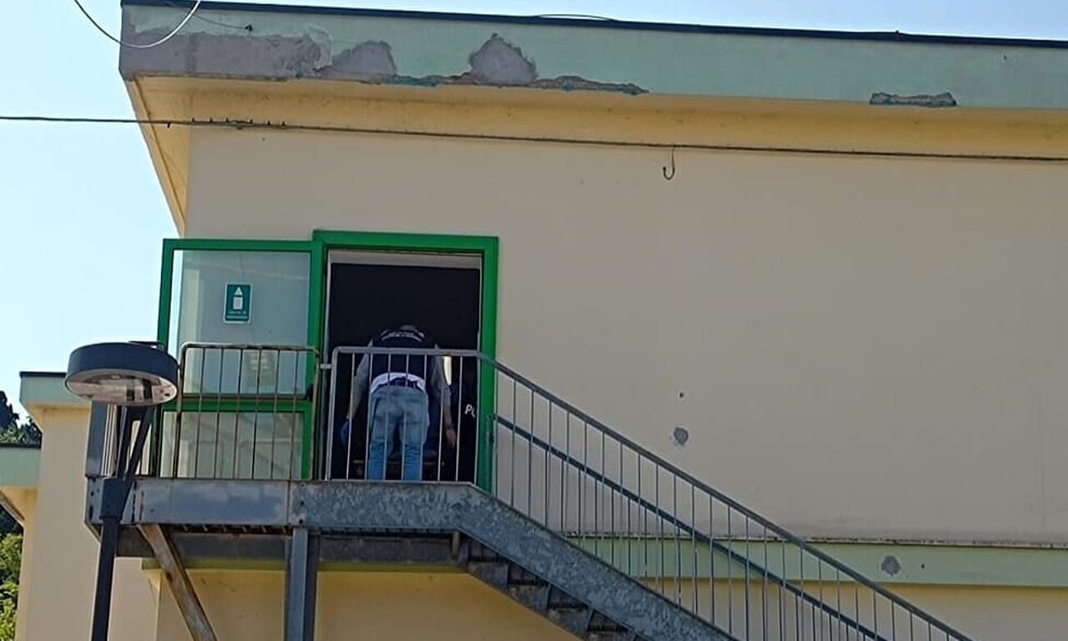 Pescara, cade dalla finestra della scuola