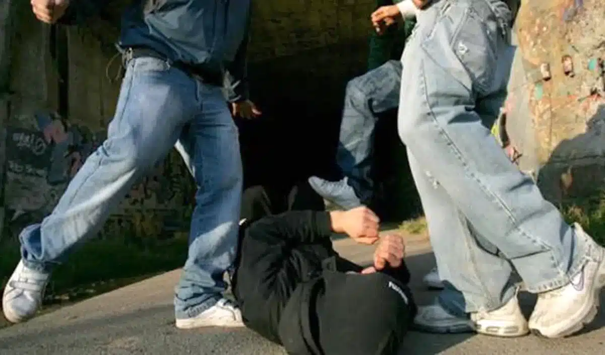 Milano, baby gang aggredisce e rapina 26enne