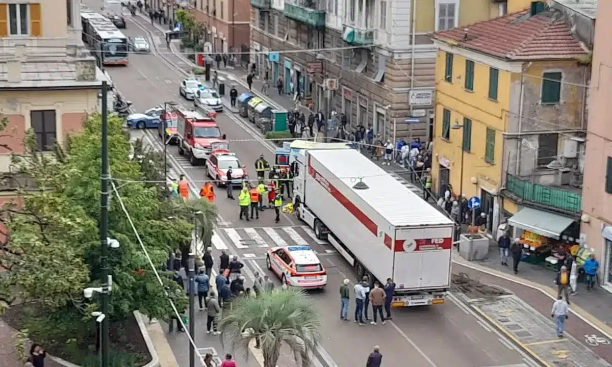 Genova, camion investe pedoni: morta una donna