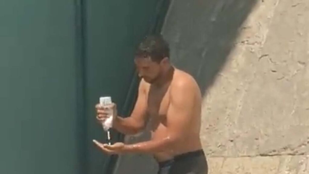 Turista si fa la doccia nella fontana dell'aeroporto di Fiumicino