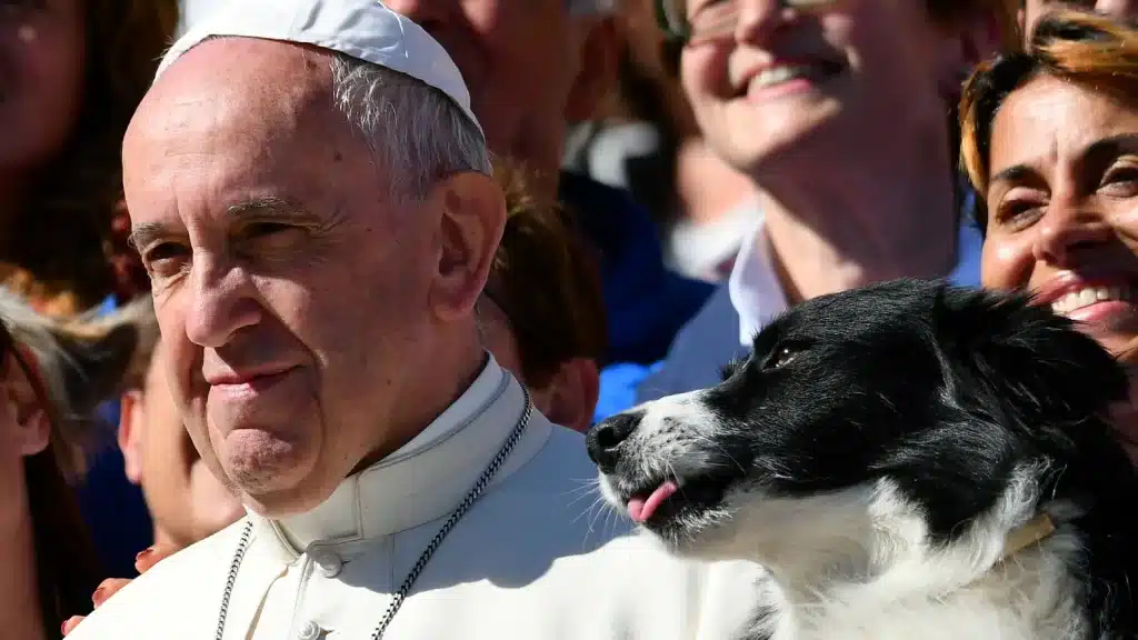Papa Francesco si rifiuta di benedire un cane