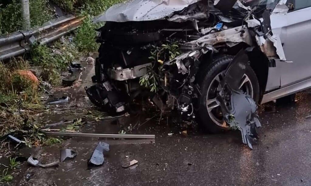 Salerno, auto contro guardrail: morti due minori