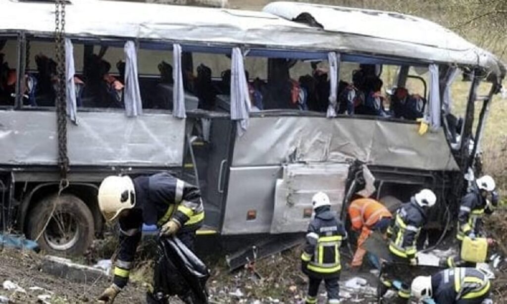 Scontro camion autobus: muoiono in 14