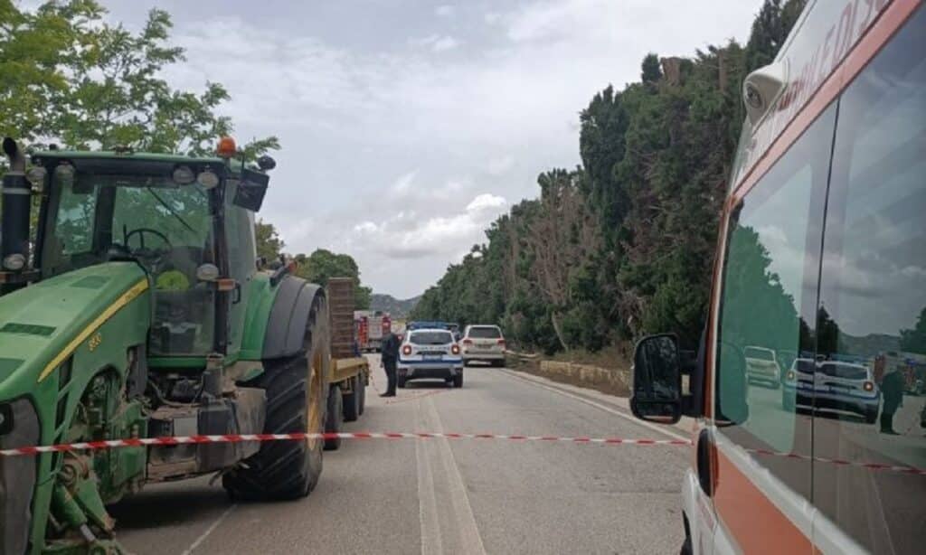 Siracusa, scontro auto trattore