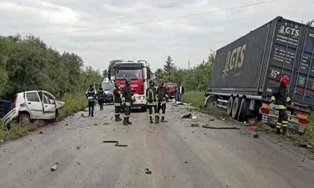 Cerignola, scontro tra auto e tir