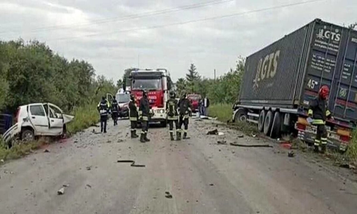 Cerignola, scontro tra auto e tir