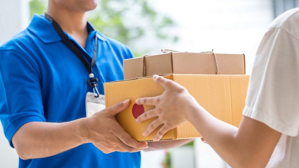 Il corriere derubava i venditori sostituendo gli oggetti spediti con falsi