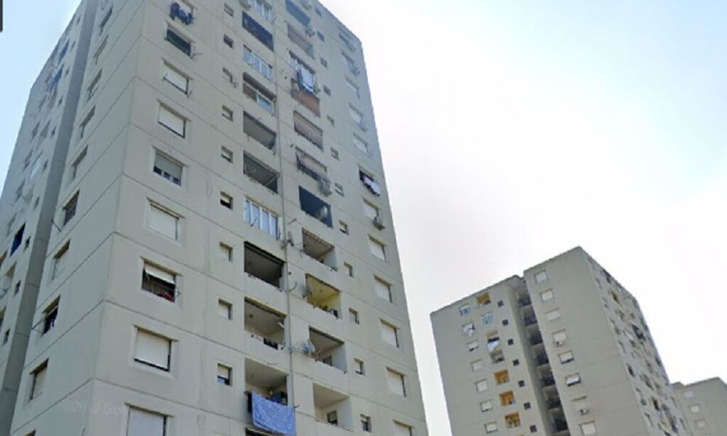 Roma, cerca nido di uccelli ma cade dal quarto piano