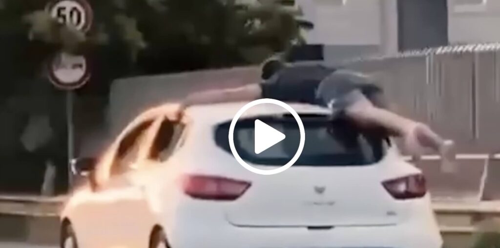Giovane sdraiato sul tetto di un’auto transita sulla tangenziale: